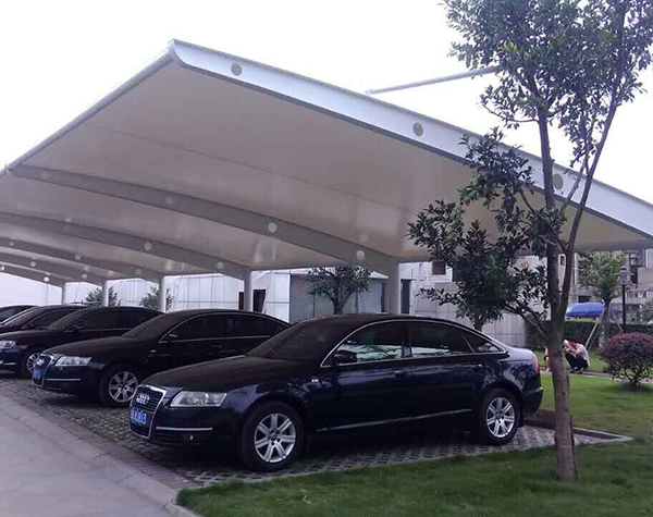 膜結(jié)構(gòu)停車棚建筑的特性有哪些？